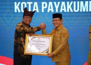 Wali Kota Payakumbuh Terima Penghargaan dari Menteri Hukum atas Dukungan Posbankum