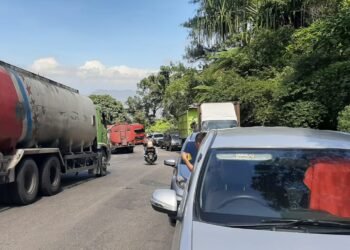 Lalu Lintas Padang–Solok Macet Total, Kendaraan Tak Bergerak