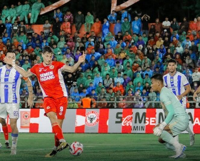 Semen Padang menghadapi Persib Bandung dalam lanjutan pekan ke-26 Super League 2025–2026. Laga di Stadion Haji Agus Salim, Padang, Minggu (5/4/2026) malam. Foto: Dok. Semen Padang.