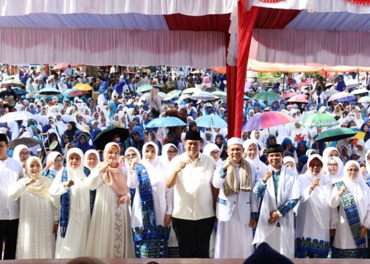 Wali Kota Pariaman, Yota Balad, menghadiri kegiatan Dakwah Wisata Badan Kontak Majelis Taklim (BKMT) Sumatera Barat (Sumbar) sekaligus pelantikan Pengurus BKMT Pariaman periode 2026–2031 di Pentas Seni Pantai Gandoriah, Minggu (5/4/2026).