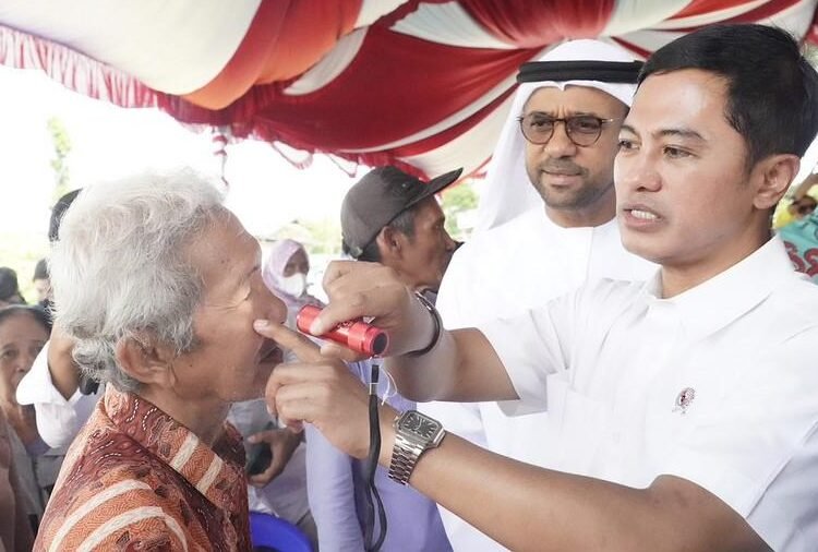 Seorang warga diperiksa matanya dalam Bakti Sosial Operasi Katarak bersama Noor Dubai Foundation di Rumah Jabatan Bupati Kapuas, Kabupaten Kapuas, Kalimantan Tengah, pada Jumat (24/4). Foto: Kemenkes