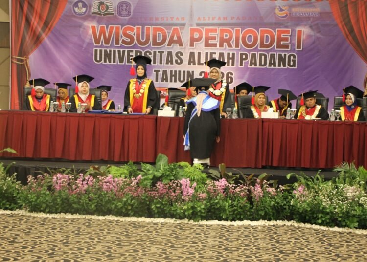 Universitas Alifah Padang penyelenggaraan Wisuda Periode I Tahun 2026 di Pangeran Beach Hotel Padang, Senin (27/4/2026).