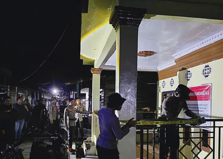 Aparat kepolisian menyegel salah satu rumah terduga bandar narkoba di wilayah Panipahan, Kecamatan Pasir Limau Kapas (Palika), Rokan Hilir, Riau, pada Rabu (15/4/2026).