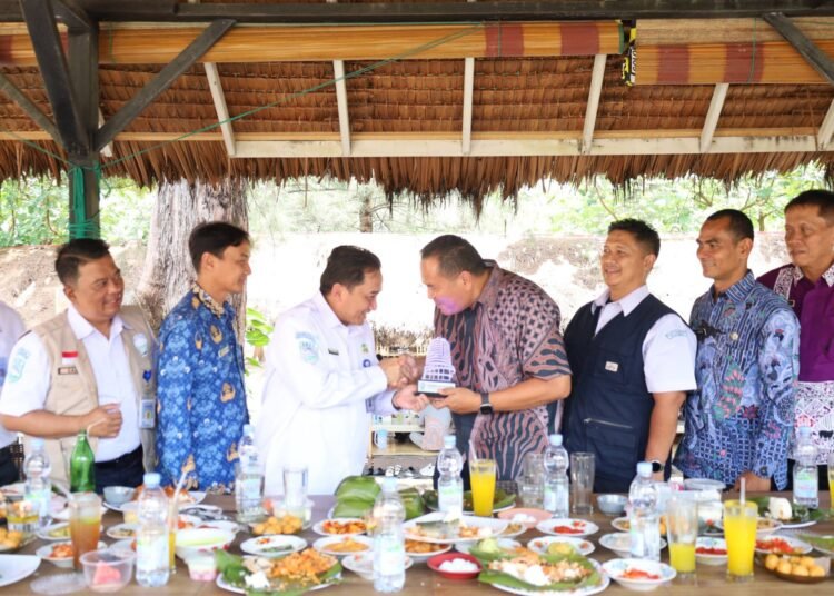 Wali Kota Pariaman Yota Balad bersama Direktur Maritim BMKG, Eko Prasetyo, Kalaksa BPBD Kota Pariaman, Ferry Ferdian Bagindo Putra beserta jajaran usai meninjau kesiapan High Frequency (HF) Radar di Pantai Taman Anas Malik, Kamis (2/4/2026).