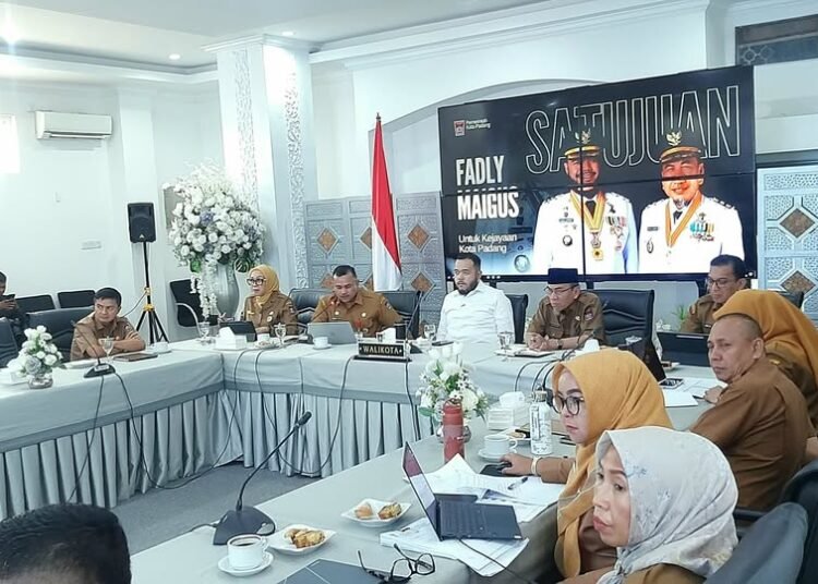 Fadly Amran saat memimpin rapat bersama Tim Anggaran Pemerintah Daerah (TAPD) Kota Padang di Rumah Dinas Wali Kota, Selasa (14/4/2026).