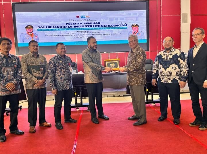 Wali Kota Padang, Fadly Amran, menyiapkan langkah ambisius untuk mendorong transformasi kota menuju era baru. Hal itu disampaikan dalam pertemuan di Balai Kota Padang, Kamis (16/4/2026).