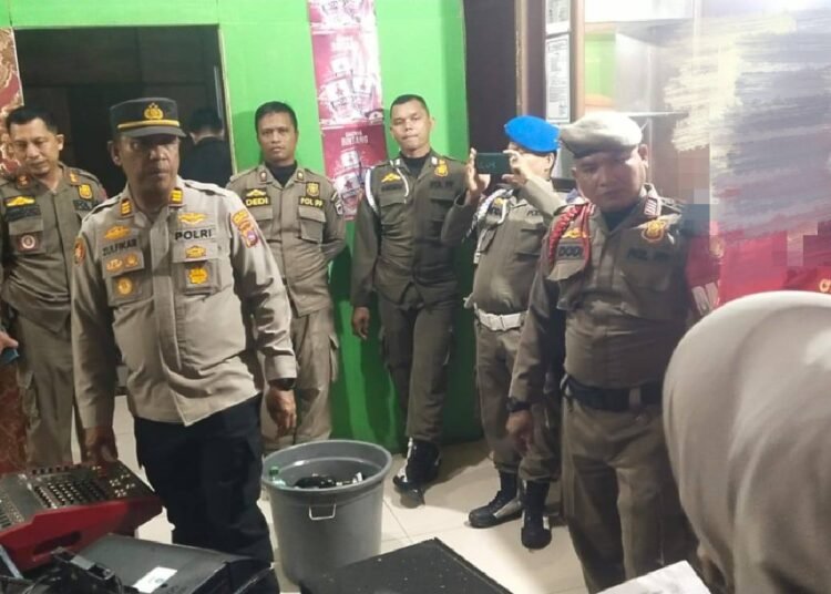 Enam orang terjaring razia petugas dalam patroli gabungan yang digelar Satuan Polisi Pamong Praja (Satpol PP) dan Pemadam Kebakaran Kabupaten Pasaman Barat bersama Polsek Pasaman dan TNI pada Kamis (16/4/2026) dini hari.
