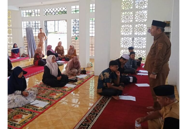 Pemkab Solok Selatan menggelar seleksi 64 guru Tahfidz untuk mengisi kekosongan tenaga pengajar di rumah tahfidz binaan guna memperkuat Program Satu Jorong Satu Rumah Tahfidz.