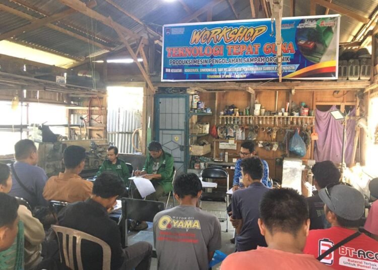 Pemerintah Kota Payakumbuh melalui Dinas Tenaga Kerja dan Perindustrian (Disnakerperin) mendorong penguatan pengelolaan sampah berbasis masyarakat dengan menggelar Workshop Teknologi Tepat Guna (TTG) produksi mesin pengolahan sampah organik.