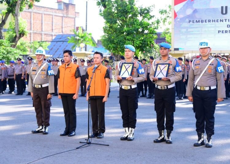 Polda Jambi menggelar Upacara Pemberhentian Tidak Dengan Hormat (PTDH) terhadap empat personel yang terbukti melakukan pelanggaran Kode Etik Profesi Polri, Jumat (24/4/2026). Foto: Polda Jambi
