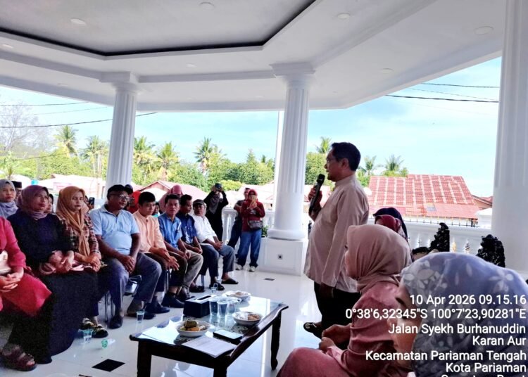 Bupati Padang Pariaman, John Kenedy Azis (JKA), menyalurkan bantuan kepada 120 pelaku usaha mikro, kecil, dan menengah (UMKM) terdampak bencana pada akhir November 2025 di Pendopo Bupati, Jumat (10/4/2026).
