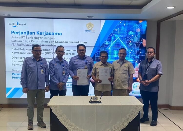Foto bersama usai penandatanganan kerja sama Bank Nagari, Satuan Kerja Perumahan dan Kawasan Permukiman (PKP) Sumatera Barat, serta Balai Pelaksana Penyediaan Perumahan dan Kawasan Permukiman (BP3KP) Sumatera III di Padang, Rabu (8/4/2026).