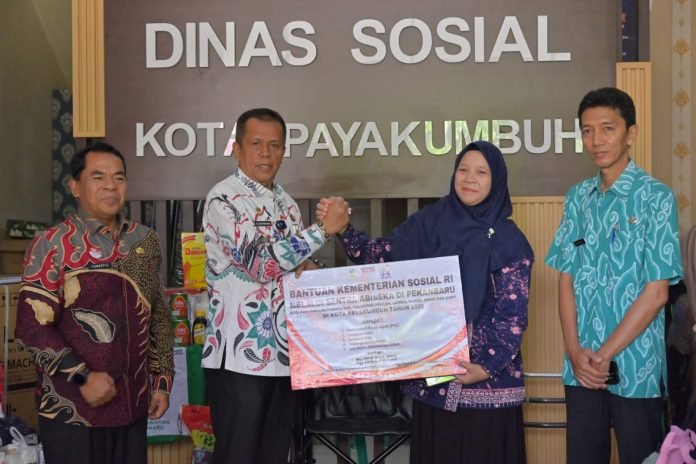 Pemerintah Kota (Pemko) Payakumbuh menyerahkan bantuan Asistensi Rehabilitasi Sosial (ATENSI) dari Sentra Abiseka Pekanbaru, Kementerian Sosial RI, kepada 90 penerima Pemerlu Pelayanan Kesejahteraan Sosial (PPKS).