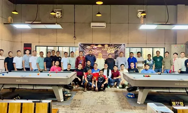 Foto bersama peserta turnamen billiard Bank Nagari bertajuk “Even Break & Celebrate 64” yang berlangsung di Fabric Block Tabing, Kota Padang, Minggu (12/4/2026).