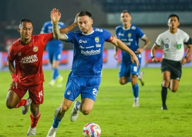 Pesepak bola Persib Bandung Marc Klok (tengah) berebut bola dengan pesepak bola Semen Padang FC Dimas Roni Saputra (kiri) pada pertandingan BRI Liga 1 di Stadion Si Jalak Harupat, Kabupaten Bandung, Jawa Barat, Jumat (1/11/2024). (ANTARA FOTO/RAISAN AL FARISI)