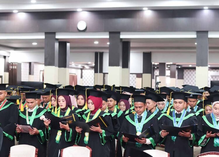 Universitas Muhammadiyah Sumatera Barat mewisuda sebanyak 413 lulusan dalam Wisuda Angkatan ke-78 yang digelar di Convention Hall Prof. Dr. Ahmad Syafii Maarif, Kampus I Padang, Sabtu (27/4).  Foto: Dokumentasui Humas UM Sumatera Barat.