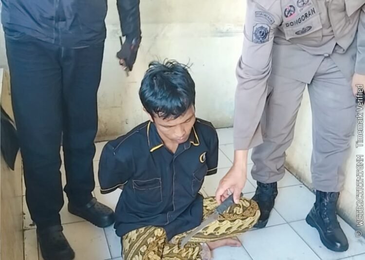 Karim saat diamankan petugas di kawasan Pasar Raya Padang pada Senin (23/3/2026).