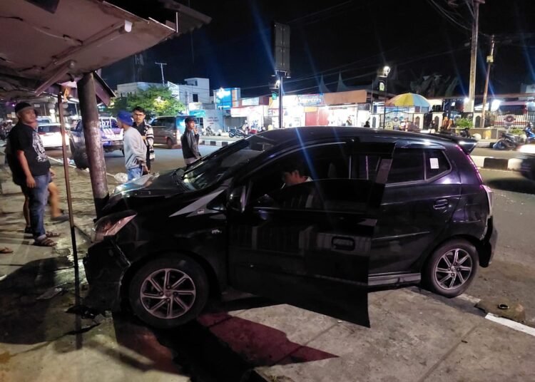 Toyota Agya bernomor polisi BA 1160 MY menabrak tiang listrik di Jalan Jendral Sudirman, Kelurahan Koto Baru, Kecamatan Payakumbuh Utara, Kota Payakumbuh, pada Rabu (1/4/2026) sekitar pukul 1.00 WIB setelah bertabrakan dengan Daihatsu Grand Max berpelat nomor BA 1161 AAV. Foto: Polres Payakumbuh