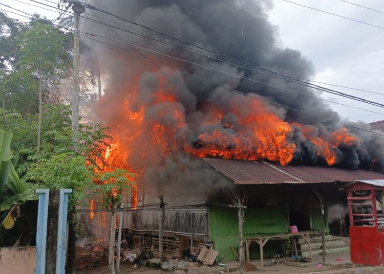Sebuah rumah di Kampung Anakan, Nagari Koto Nan Duo IV Koto Hilie, Kecamatan Batang Kapas, Kabupaten Pesisir Selatan, ludes terbakar pada Rabu (1/4/2026) siang.