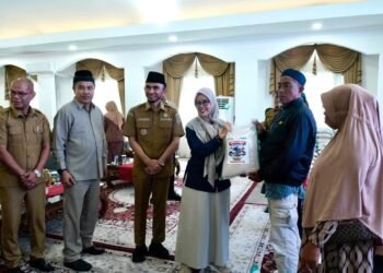 34 KK Terdampak Bencana di Padang Panjang Terima Bantuan Cadangan Beras Pemerintah