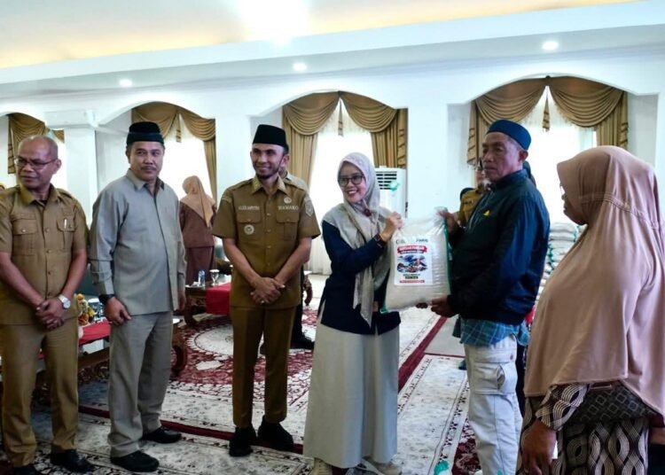 Sebanyak 34 kepala keluarga (KK) terdampak bencana di Kota Padang Panjang menerima bantuan Cadangan Beras Pemerintah (CBP) dari Perum Bulog.