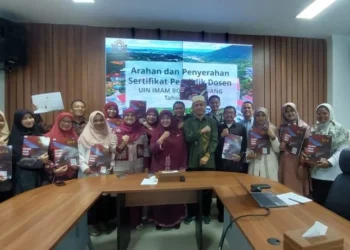 23 Dosen UIN Imam Bonjol Padang yang Lulus Sertifikasi Terima Sertifikat Pendidik