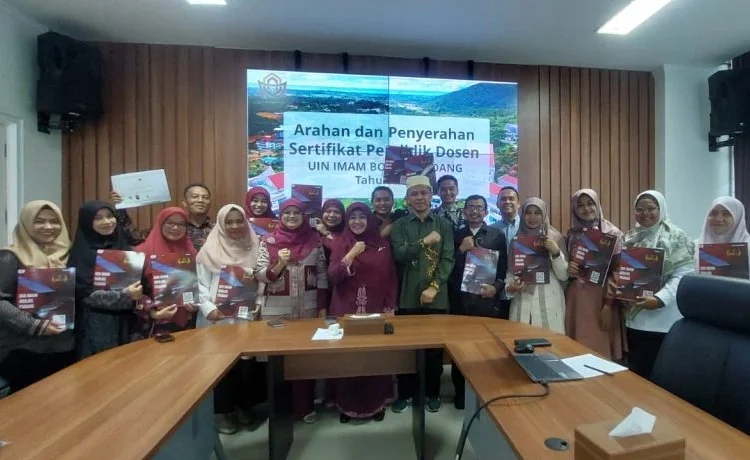 LPM UIN Imam Bonjol Padang menyerahkan sertifikat pendidik bagi dosen yang dinyatakan lulus sertifikasi tahun 2025. Lembaga itu mengadakan kegiatan tersebut pada Rabu (1/4/2026) di Aula Rapat Lantai 1 Gedung Rektorat Kampus III Balai Gadang. Foto: UIN Imam Bonjol Padang