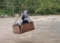 Demi Bisa Sekolah, Pelajar di Pesisir Selatan Bertaruh Nyawa Seberangi Sungai Pakai Lori