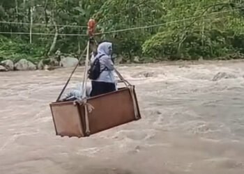 Demi Bisa Sekolah, Pelajar di Pesisir Selatan Bertaruh Nyawa Seberangi Sungai Pakai Lori