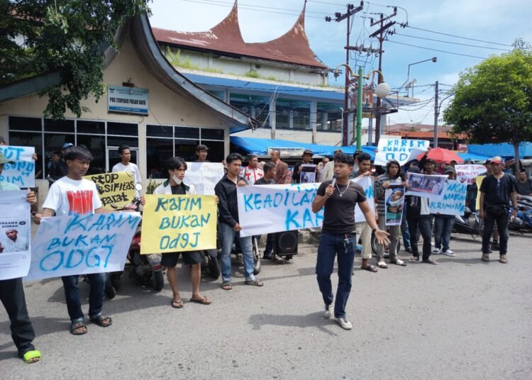 Lembaga Bantuan Hukum Cakra Nusantara Indonesia Bersatu (LBH Cakra Nusantara-IB) bersama keluarga almarhum Karim Sukma Satria menggelar orasi di kawasan Permindo, Pasar Raya Padang, Kamis (2/4/2026). Mereka membantah narasi yang menyebut Karim sebagai orang dengan gangguan jiwa (ODGJ).