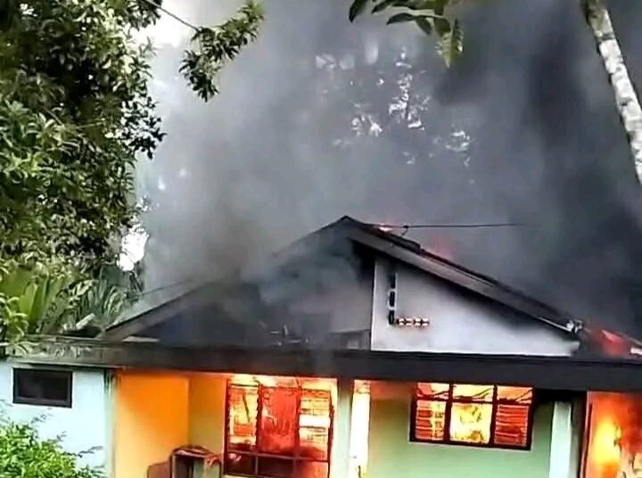 Sebuah rumah terbakar di Jorong Ateh, Nagari Koto Gadang Anam Koto, Kecamatan Tanjung Raya, Agam, pada Kamis (2/4/2026) sore.