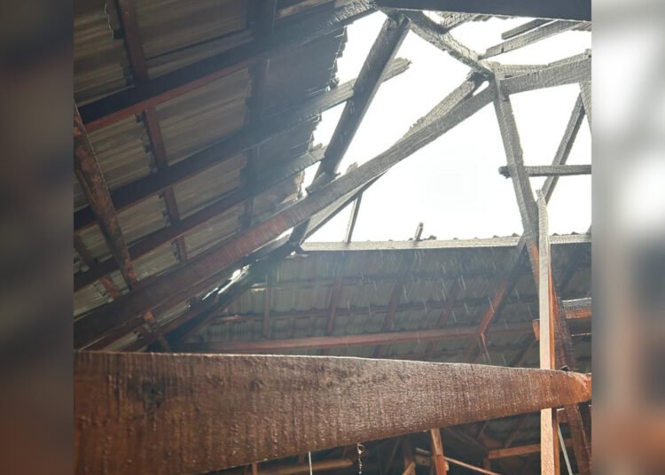 Atap sebuah rumah di Jorong Bulakan, Nagari Padang Magek, Kecamatan Rambatan, Tanah Datar, bolong setelah terbakar karena disambar petir pada Jumat (3/4/2026) pagi. Foto: Damkar Tanah Datar