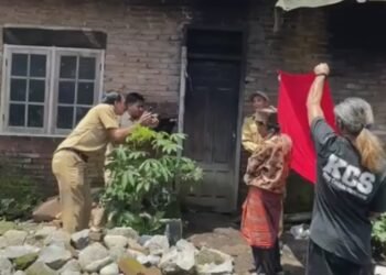 Viral! Petugas Disdukcapil Kejar-kejaran dengan ODGJ untuk Ambil Foto KTP