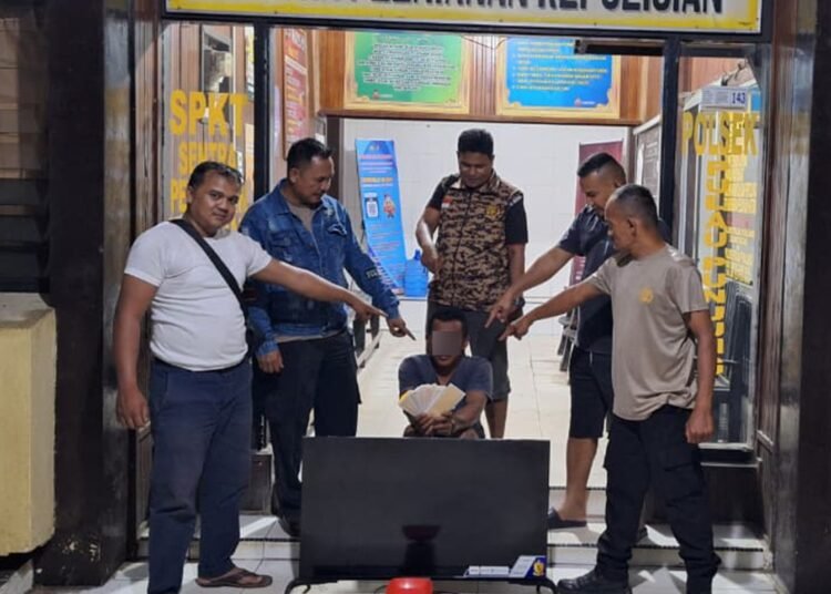 Polisi menangkap seorang pria di Jorong Jambu Lupo Sungai Kambut, Nagari Sungai Kambut, Kecamatan Pulau Punjung, Dharmasraya, pada Rabu (1/4/2026) malam atas dugaan mencuri barang-barang rumah warga yang pergi mudik. Foto: Polsek Pulau Punjung
