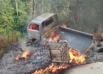 Video: Detik-Detik Mobil Boks Terbakar di Solok Selatan