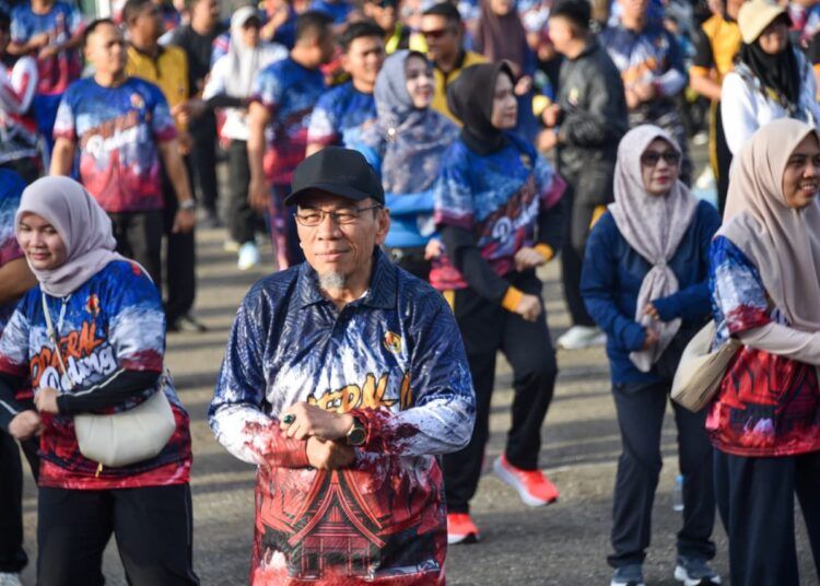 Wakil Wali Kota Padang Maigus Nasir ikut serta dalam kegiatan Fun Walk dan Fun Bike yang diselenggarakan oleh Komando Daerah Angkatan Laut (Kodaeral) II Padang, di Mako Kodaeral II Teluk Bayur Padang, Minggu (5/4/2026).