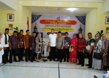 Wali Kota Padang, Fadly Amran, menghadiri kegiatan halalbihalal Persatuan Warga Sungayang (PWS) di Aula Dinas Tenaga Kerja dan Transmigrasi Sumbar pada Minggu (5/4/2026). Foto: Pemko Padang