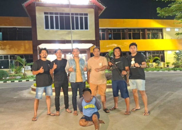 Polisi menangkap pria inisial HMP (32), pelaku penusukan yang menewaskan seorang pria inisial P (35) di Jalan Jati Rumah Gadang, Kelurahan Jati, Kecamatan Padang Timur, pada Sabtu (4/4/2026) pukul 20.00 WIB.