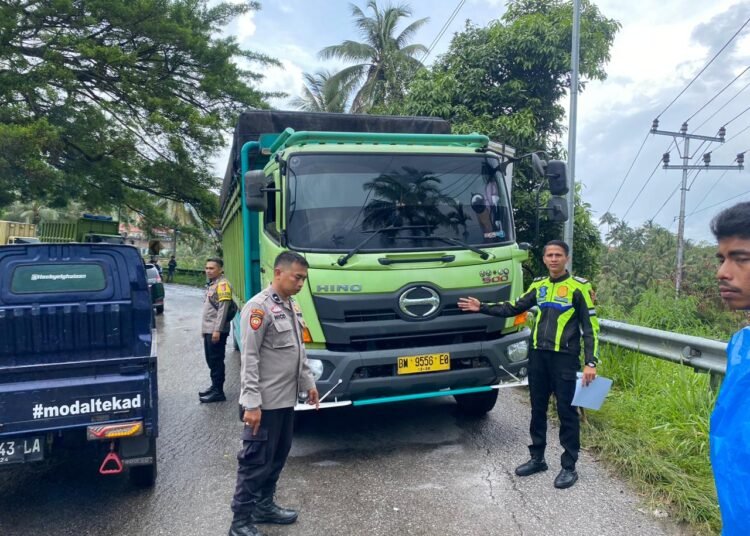 Sebuah truk bertabrakan dengan sebuah motor di Jalan Lintas Solok–Padang, tepatnya Jorong Aro, Nagari Talang, Kecamatan Gunung Talang, Kabupaten Solok, Minggu (5/4/2026) sekitar pukul 13.00 WIB. Foto: Polres Solok