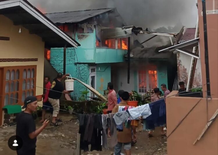 Satu unit rumah permanen dua lantai terbakar di Jorong Katapiang, Nagari Lawang, Kecamatan Matur, Kabupaten Agam, Minggu (5/4/2026).