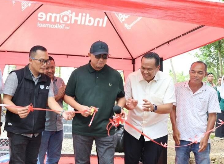 Wali Kota Pariaman, Yota Balad, mendampingi Wakil Ketua Komisi VI DPR RI, Andre Rosiade, meresmikan operasional Base Transceiver Station (BTS) Telkomsel di Desa Kajai, Kecamatan Pariaman Timur, Minggu (5/4/2026).