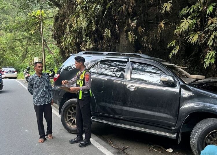 Sebuah mobil menabrak tebing di jalan nasional KM 20, Jorong Aia Putiah, Nagari Sarilamak, Kecamatan Harau, Limapuluh Kota, pada Minggu (5/4/2026) sekitar pukul 17.00 WIB. Foto: Polres 50 Kota