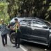 Mobil Rem Blong Tabrak Tebing di Limapuluh Kota, Dua Penumpang Luka-Luka