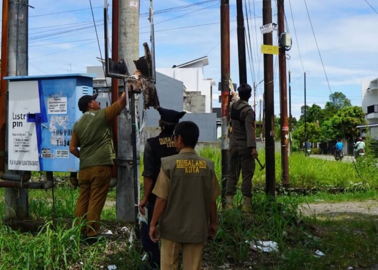 Petugas Trantibum Kecamatan Koto Tangah, Kota Padang, mencopot puluhan spanduk dan baliho di Kelurahan Aia Pacah pada Senin (6/4/2026). Foto: Pemko Padang
