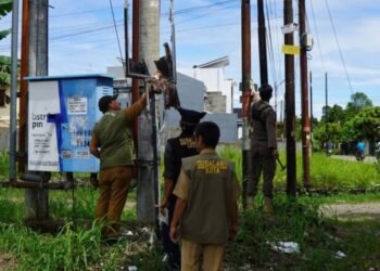 Puluhan Spanduk Promosi di Pohon dan Tiang Listrik di Padang Dicopot