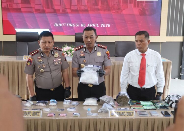 Kepala Polresta Bukittinggi, Kombes Pol Ruly Indra Wijayanto, didampingi Kepala Satuan Reserse Narkoba Polres Bukittinggi, AKP Muhammad Arvi, memperlihatkan sabu-sabu yang disita dari bandar narkoba dalam jumpa pers pengungkapan kasus tersebut di Markas Polres Bukittinggi pada Senin (6/4/2026). Foto: Polresta Bukittinggi