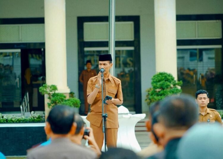 Wakil Bupati Solok Selatan, Yulian Efi, memimpin apel gabungan ASN di halaman Kantor Bupati Solok Selatan, Padang Aro, Senin (6/4/2026).