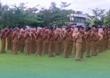 Sekretaris Daerah Payakumbuh, Rida Ananda, memimpin apel gabungan ASN di halaman Balai Kota Payakumbuh, Senin (6/3/2026).