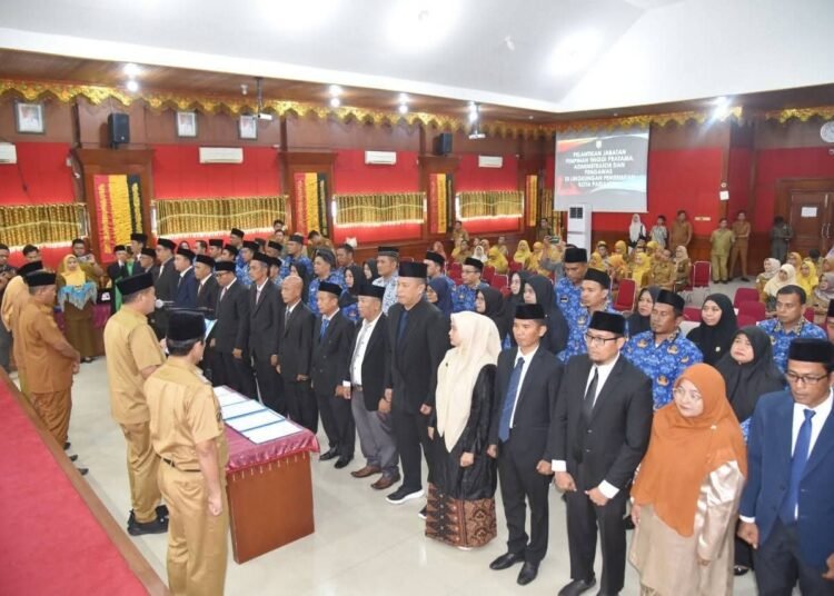 Wali Kota Pariaman, Yota Balad, melantik pejabat pimpinan tinggi pratama, administrator, dan pengawas di Aula Pertemuan Balaikota, Senin (6/4/2026).