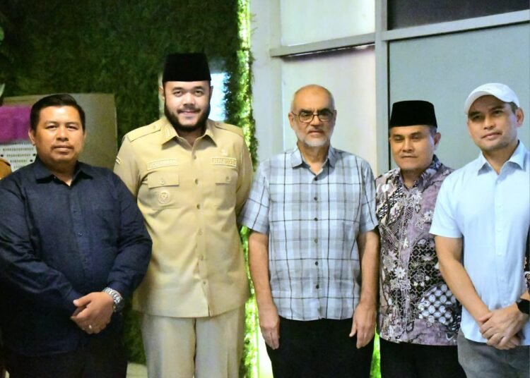 Wali Kota Padang, Fadly Amran, menyambut hangat kedatangan filantropis internasional sekaligus pengusaha asal Dubai, Uni Emirat Arab (UEA), Syekh Mohammad MT Al Khoory, dalam jamuan makan malam di Rumah Makan Lamun Ombak, Padang, Senin (6/4/2026).